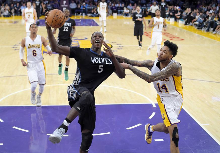 Basket. Los Angeles Lakers-Minnesota Timberwolves. Verso il canestro Gorgui Dieng dei Minnesota Timberwolves. Los Angeles. (Ap)